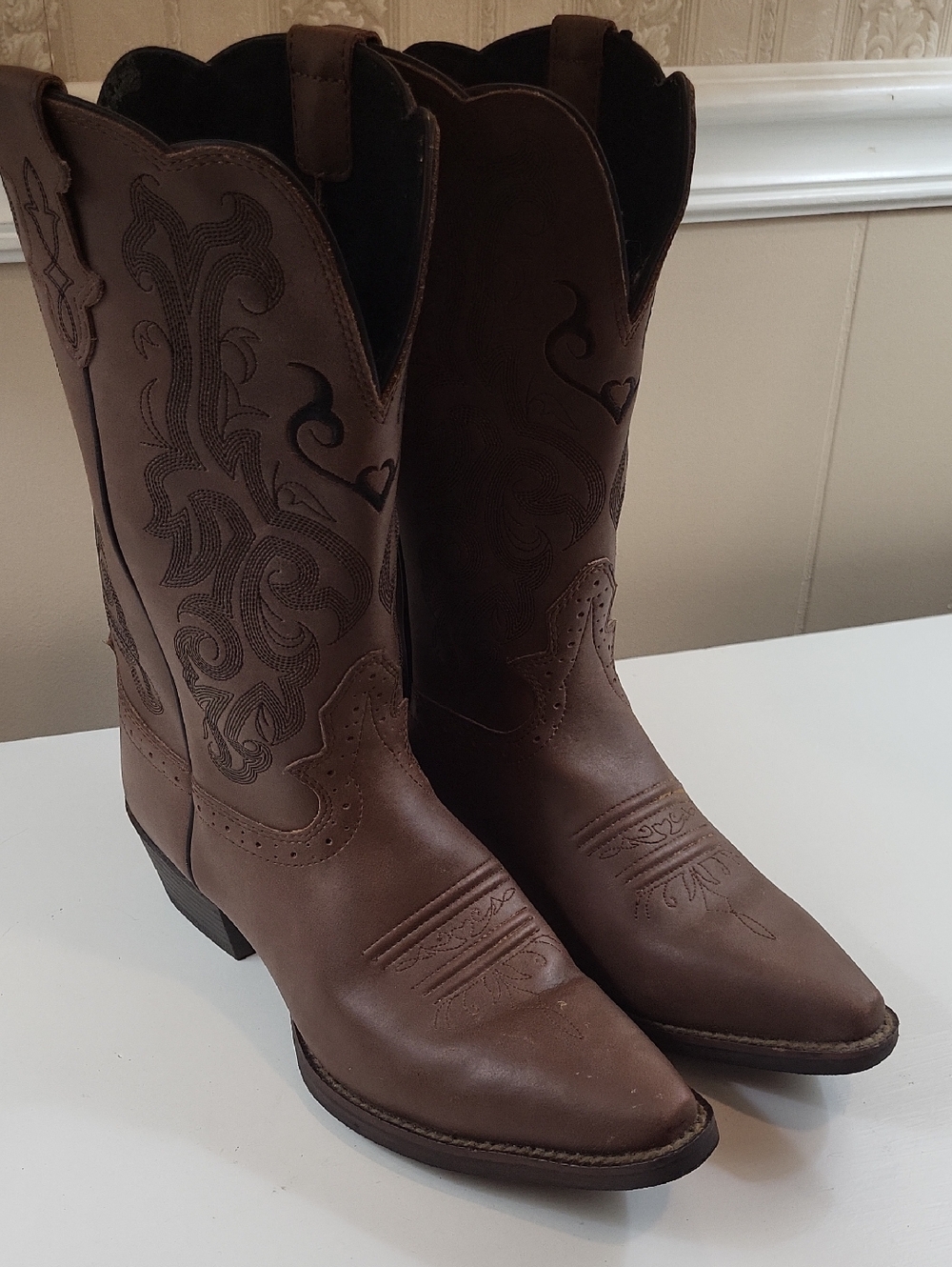 JUSTIN'S MUSTANG Brown COWHIDE, COWBOY BOOTS, SIZE 5 1/2